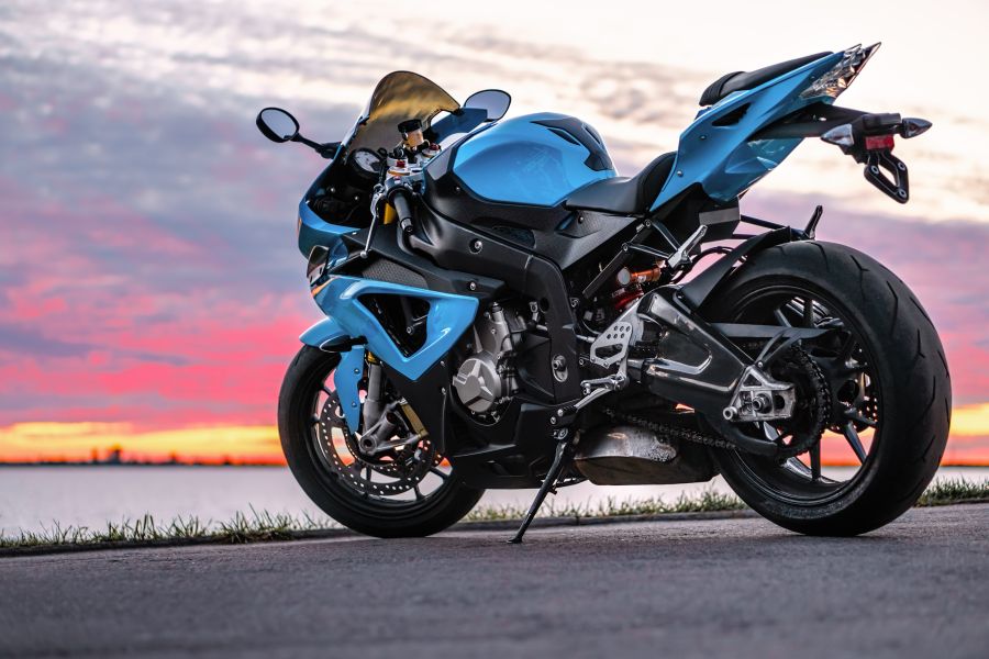 Картина на холсте Яркий мотоцикл на бледном закате, арт hd1385301